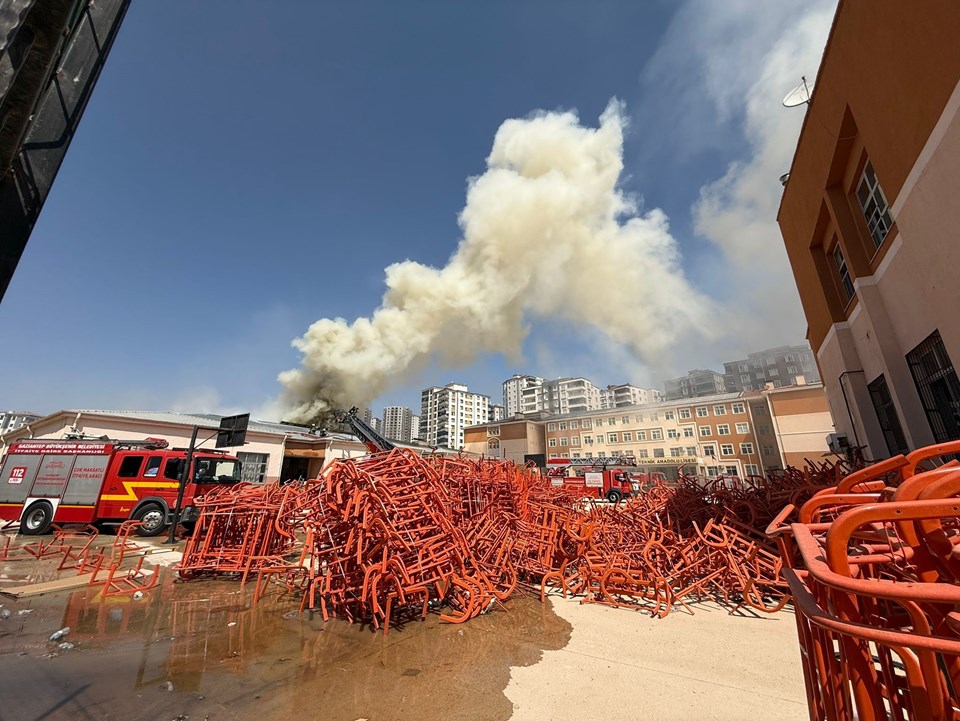 Gaziantep'te meslek lisesinin atölyesinde yangın - 1
