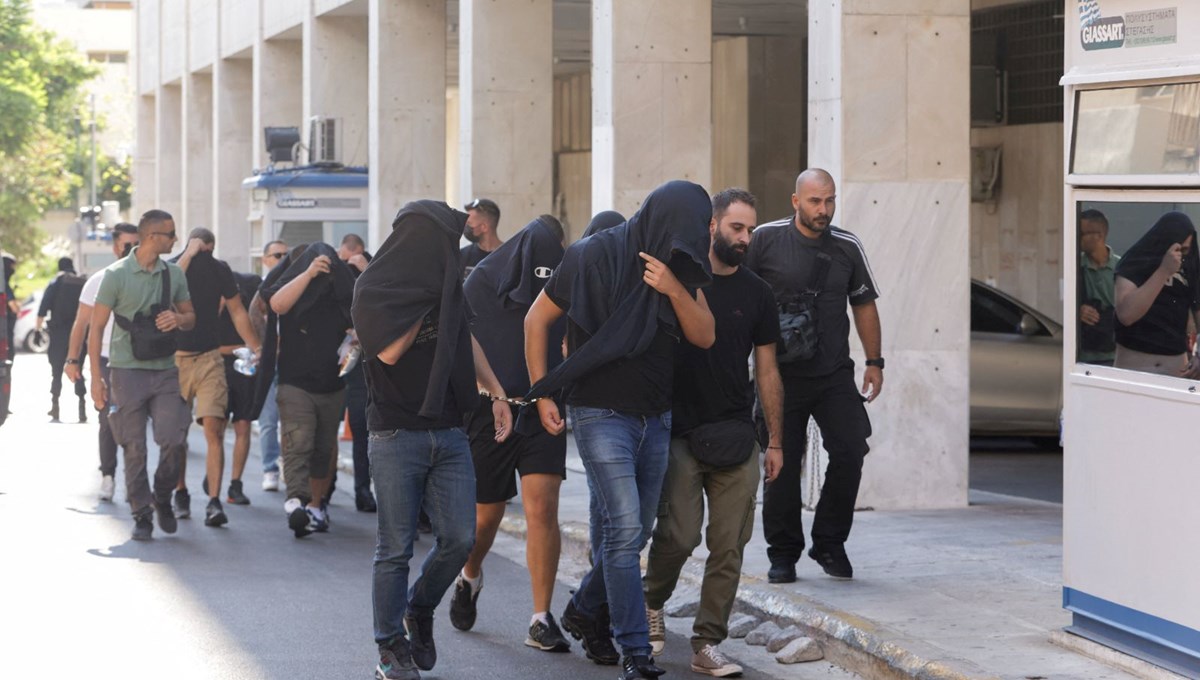 Yunanistan'da gözaltındaki taraftarların ifade vermeye geldiği mahkeme binası önünde arbede Yunanistan'da gözaltındaki taraftarların ifade vermeye geldiği mahkeme binası önünde arbede
