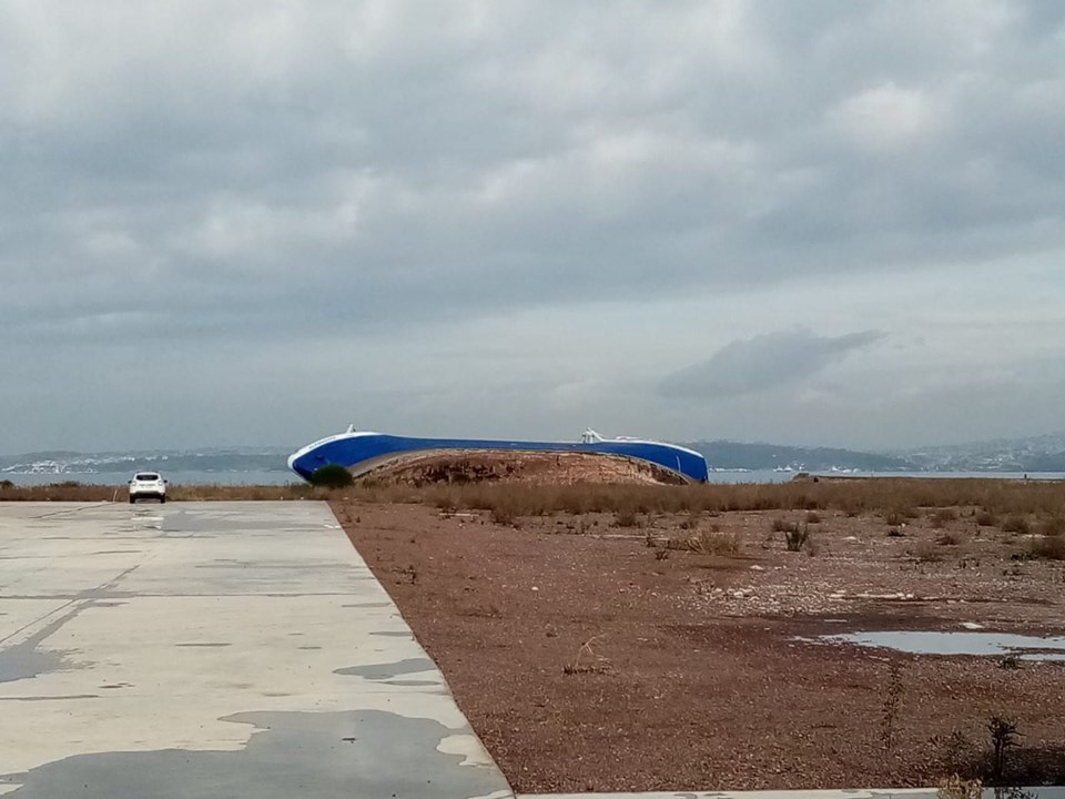 Yalova'da bakım için bekleyen gemi fırtına nedeniyle yan yattı - 1