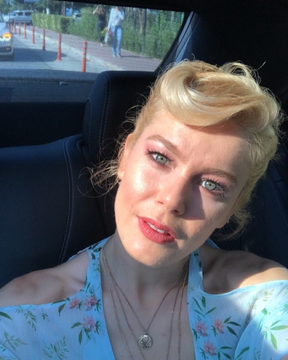 Afra Saraçoğlu'ndan yeni imaj: Sarışın oldu (Ünlülerin değişimi) 256