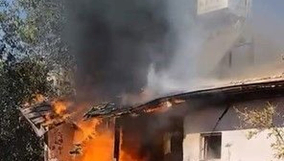 Kırıkhan’da çıkan yangında bir ev alevlere teslim oldu Kırıkhan’da çıkan yangında bir ev alevlere teslim oldu