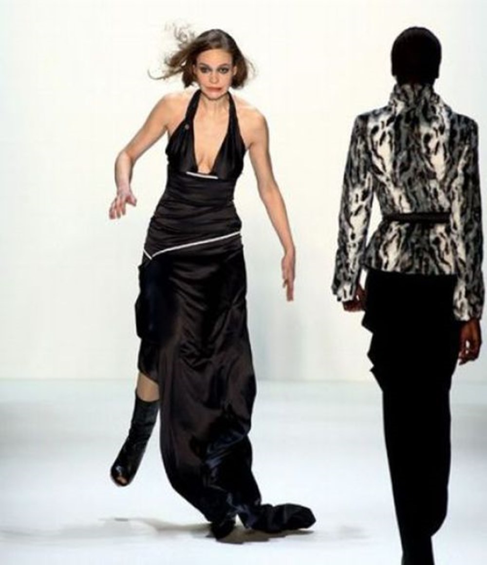 Падение моделей на подиуме. Падения на подиуме. Модели падают на подиуме. Модель на подиуме. Падение моделей на подиуме.