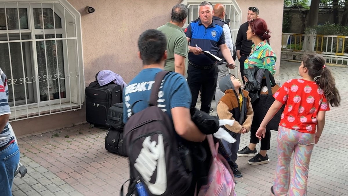 Vatandaşlar, eşyalarını ve evcil hayvanlarını alıp binayı boşalttı. Vatandaşlar, eşyalarını ve evcil hayvanlarını alıp binayı boşalttı.