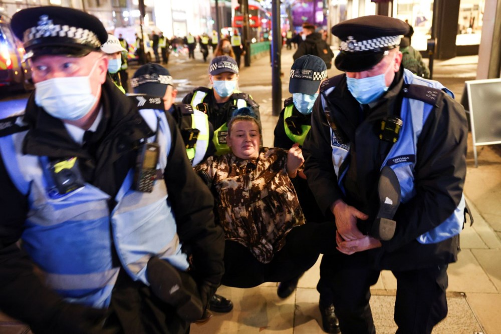 İngiltere'de karantina protestosunda 104 kişi gözaltına alındı - 13