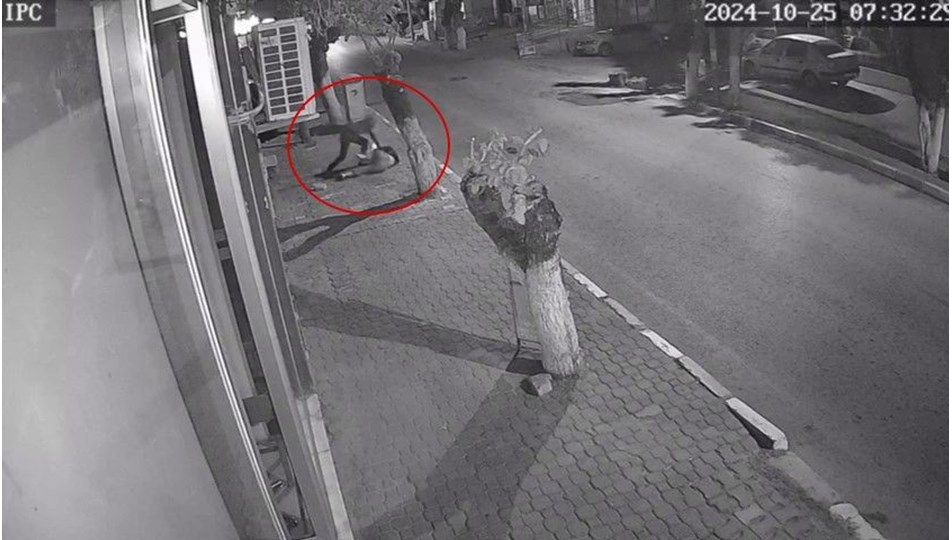 Takıntılı komşu genç kızı sokak ortasında boynundan bıçakladı