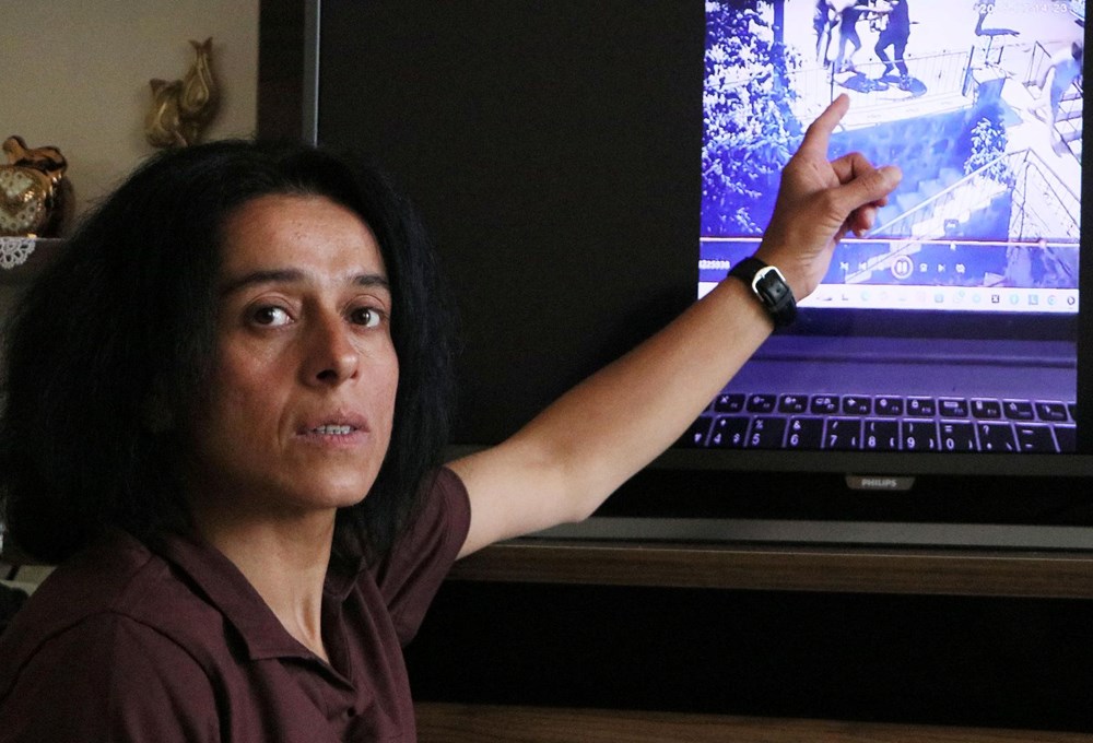 Tekerlekli sandalyedeki engelli kadına 5 erkek saldırdı! "Neden şikayet ettin" dediler, tekmeleyip sopayla vurdular - 1