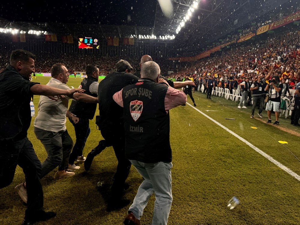 Fenerbahçe Başkanı Ali Koç sahaya indi: Oyun durdu, saha karıştı - 11