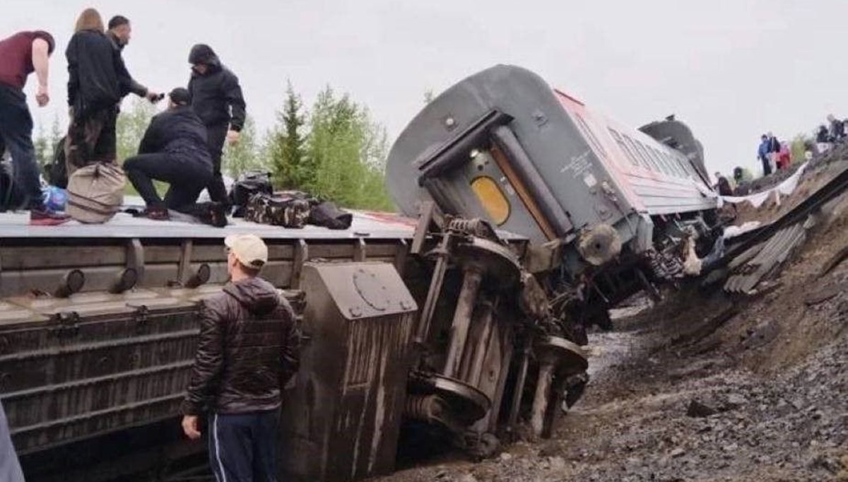 Rusya'da yolcu treni raydan çıktı: 2 ölü, 50 yaralı