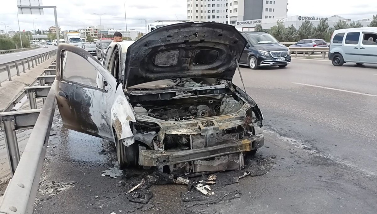 İstanbul'da yol ortasında otomobil alev aldı
