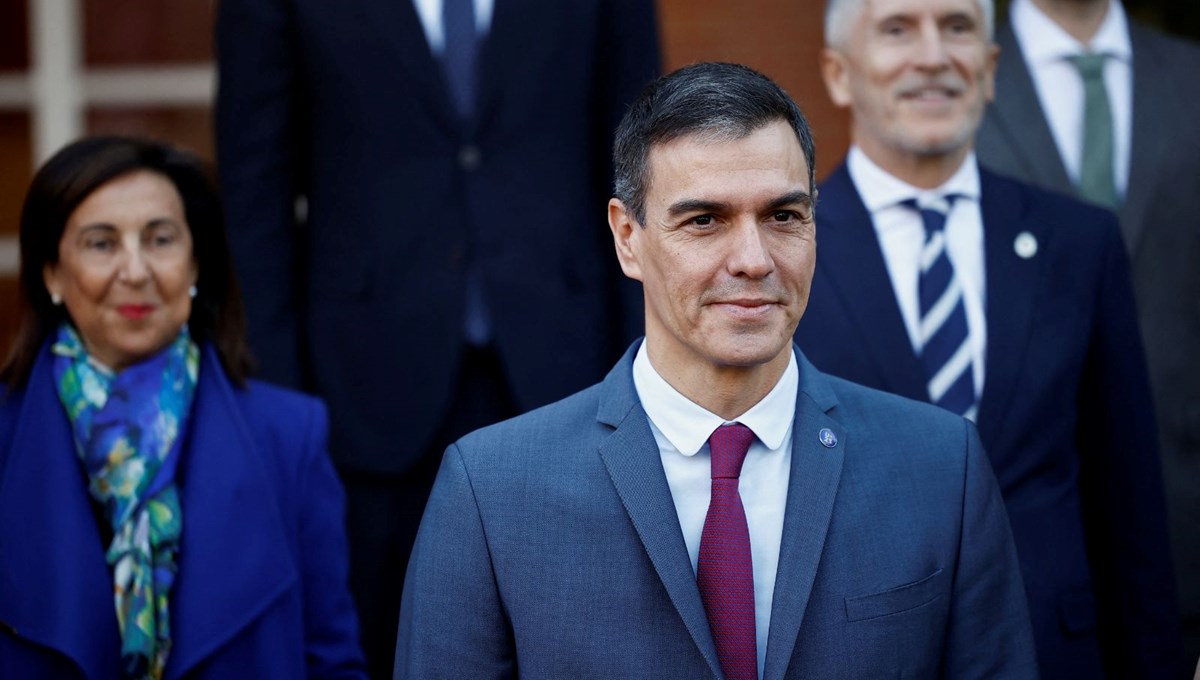 İsrail, İspanya Başbakanı Sanchez'in açıklamaları üzerine Madrid'deki büyükelçisini geri çağırdı İsrail, İspanya Başbakanı Sanchez'in açıklamaları üzerine Madrid'deki büyükelçisini geri çağırdı