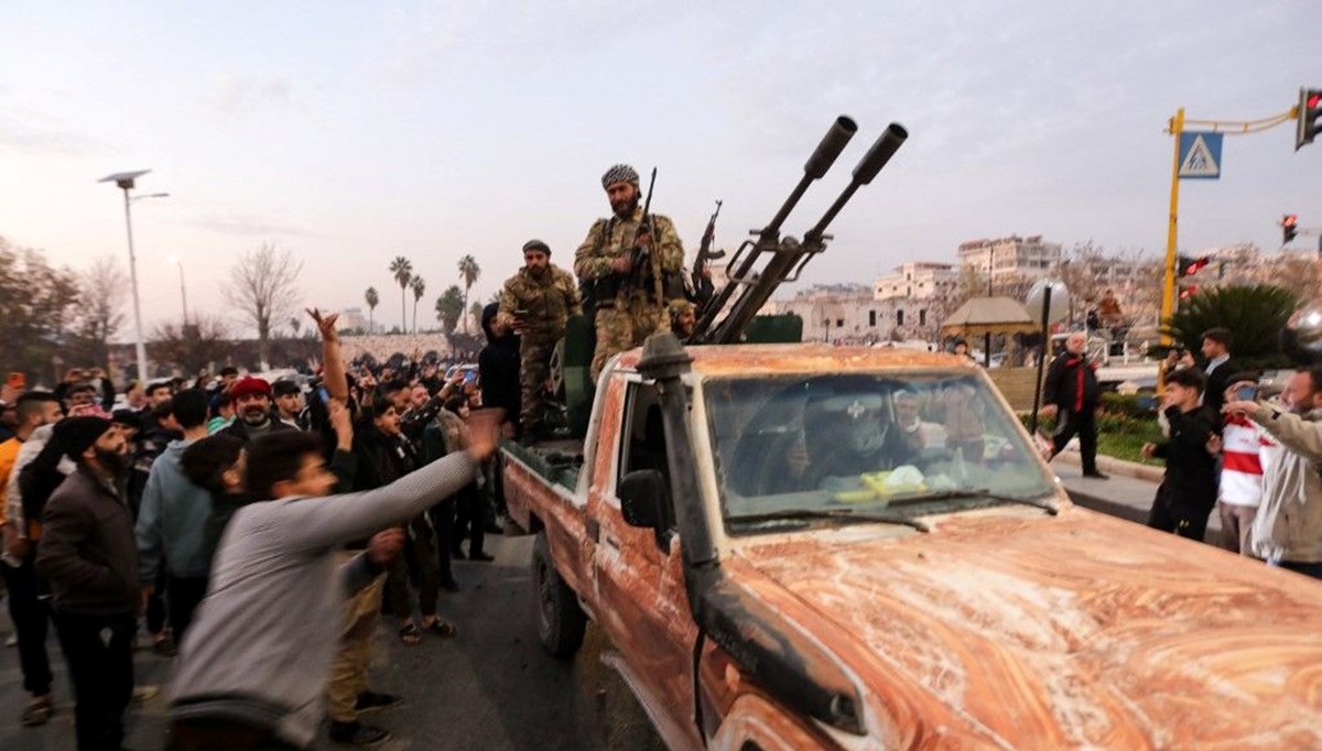 Suriye'de bugün: Silahlı gruplar Humus'a girdi, rejim güçleri Deyrizor'u YPG'ye devretti