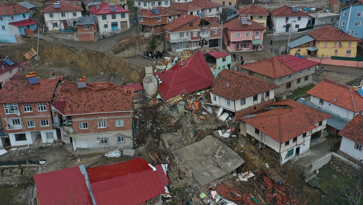 Tokat’ta heyelan köyü ortadan ikiye böldü: Köyün taşınıp taşınmayacağına inceleme sonrası karar verilecek Tokat’ta heyelan köyü ortadan ikiye böldü: Köyün taşınıp taşınmayacağına inceleme sonrası karar verilecek
