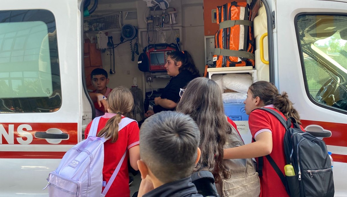 17 öğrenci hastaneye kaldırıldı 17 öğrenci hastaneye kaldırıldı