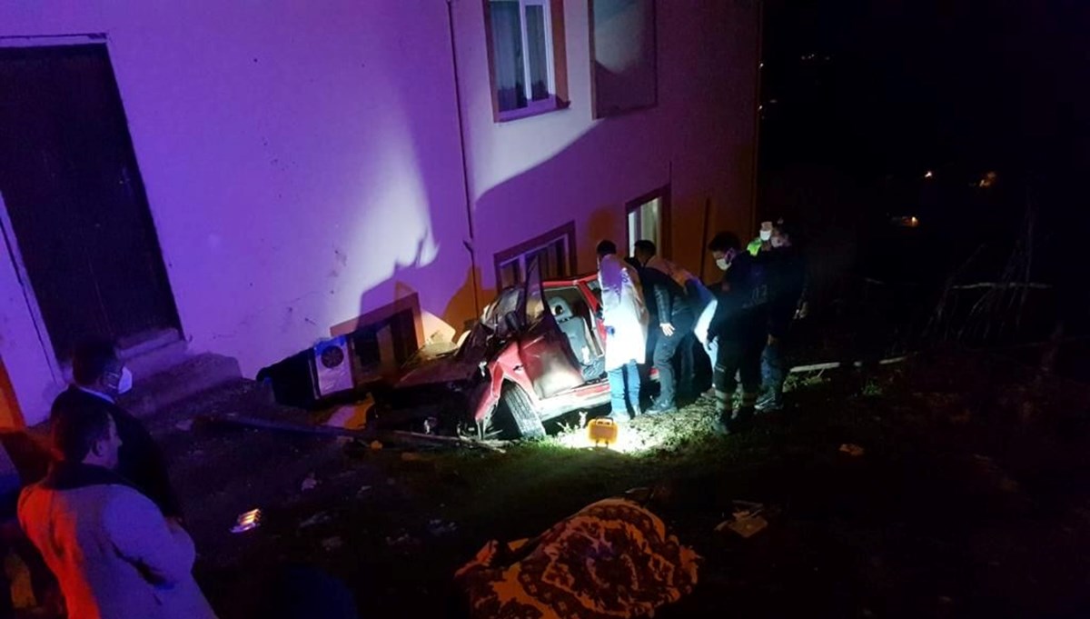 Kamyonet yol kenarındaki eve çarptı: 2 ölü, 3 yaralı