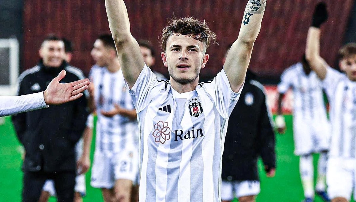 Beşiktaş'ta Emirhan Delibaş gönderildi Beşiktaş'ta Emirhan Delibaş gönderildi