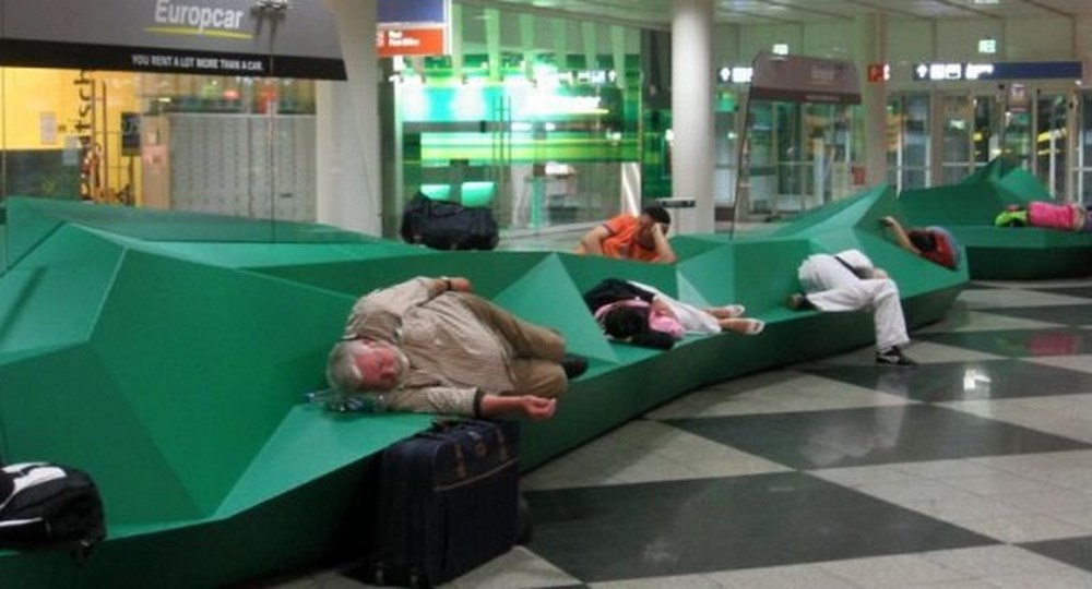 Поспать в москве. Спящие в аэропорту. Люди спят в аэропорту. Спящие люди в аэропорту. Спать в аэропорту Шереметьево.