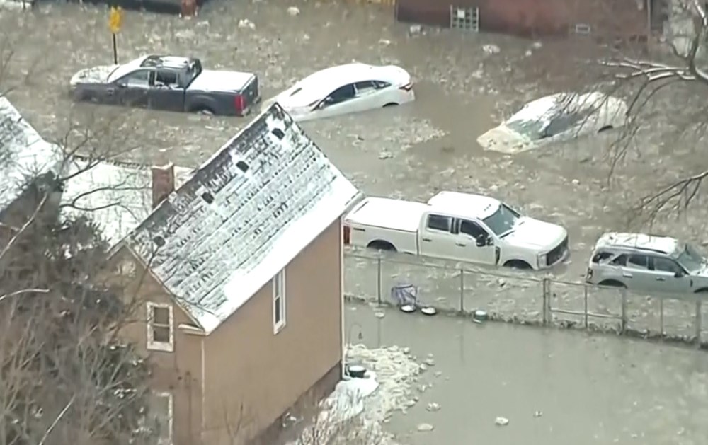 Yüz yıllık su borusu patladı, araçlar donan suyun içinde kaldı - 3
