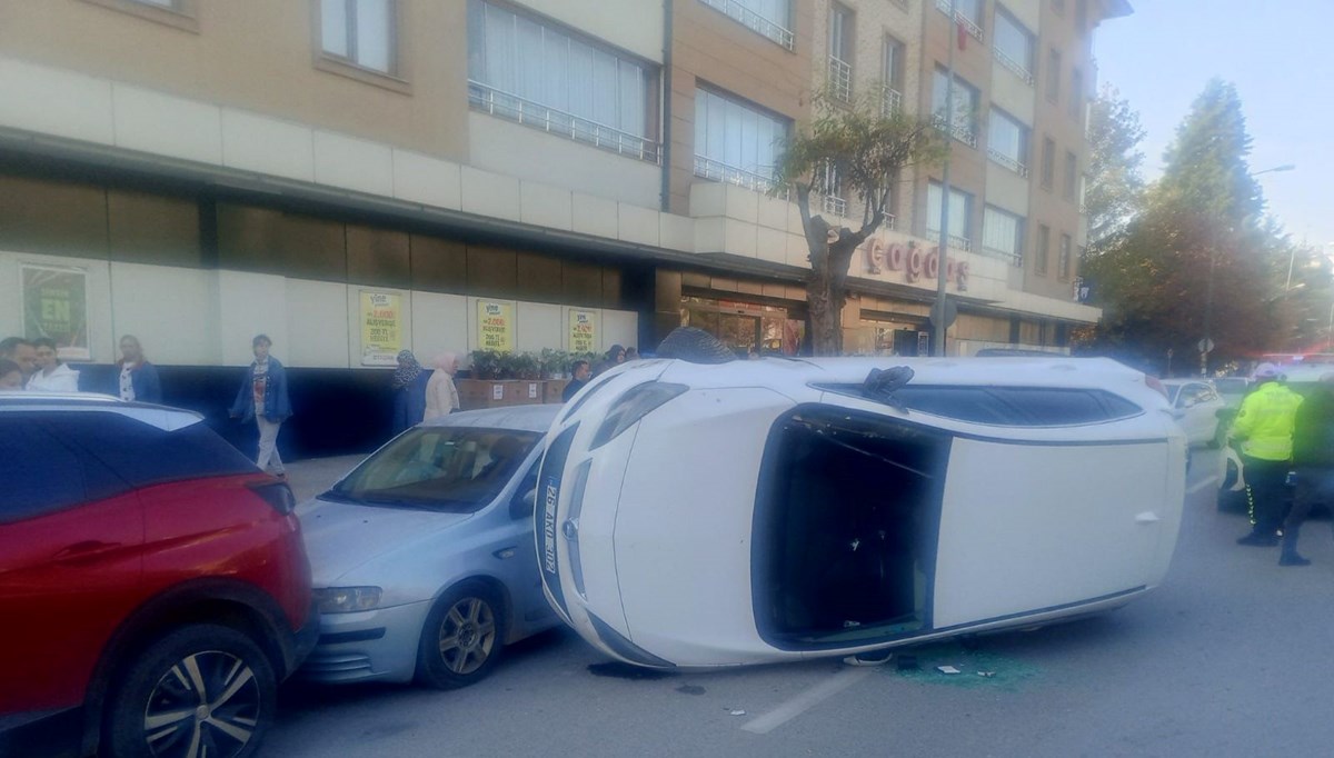 Park halindeki araçlara çarptı, yan yattı