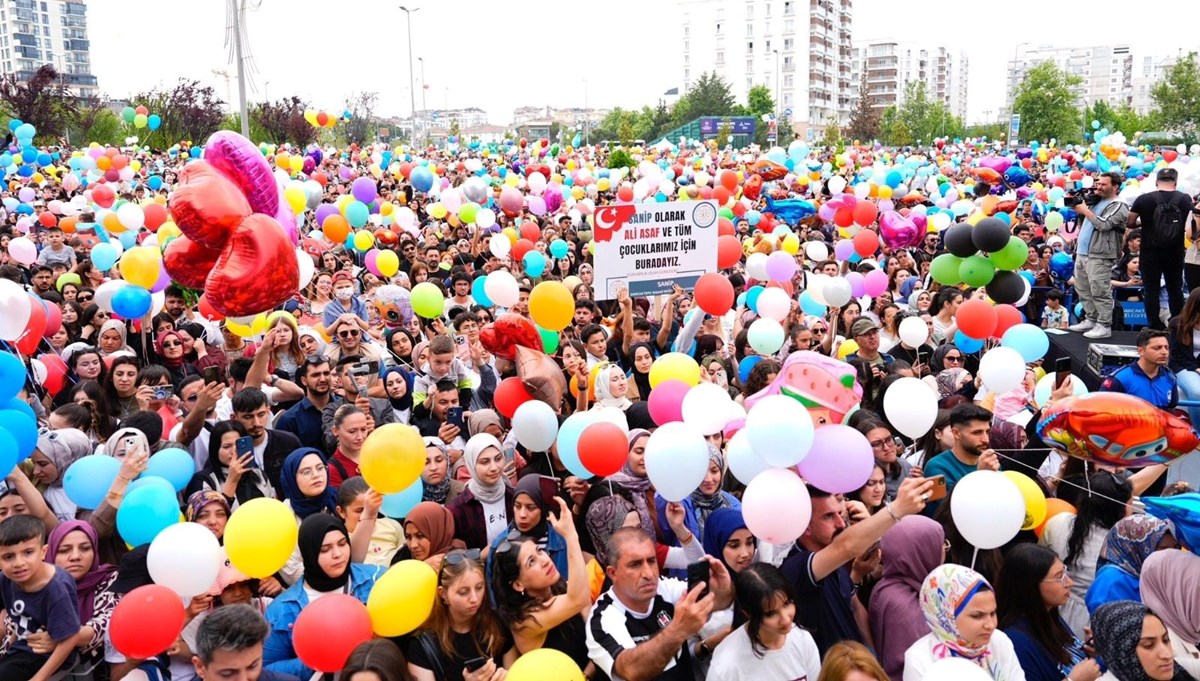 Binlerce kişi Ali Asaf için balon uçurdu