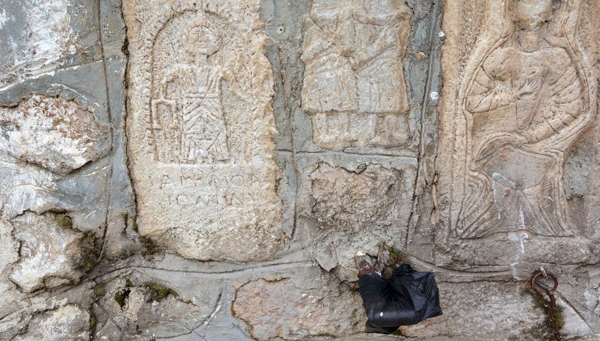 Roma duvarına yapılan plastik çeşme kaldırıldı Roma duvarına yapılan plastik çeşme kaldırıldı