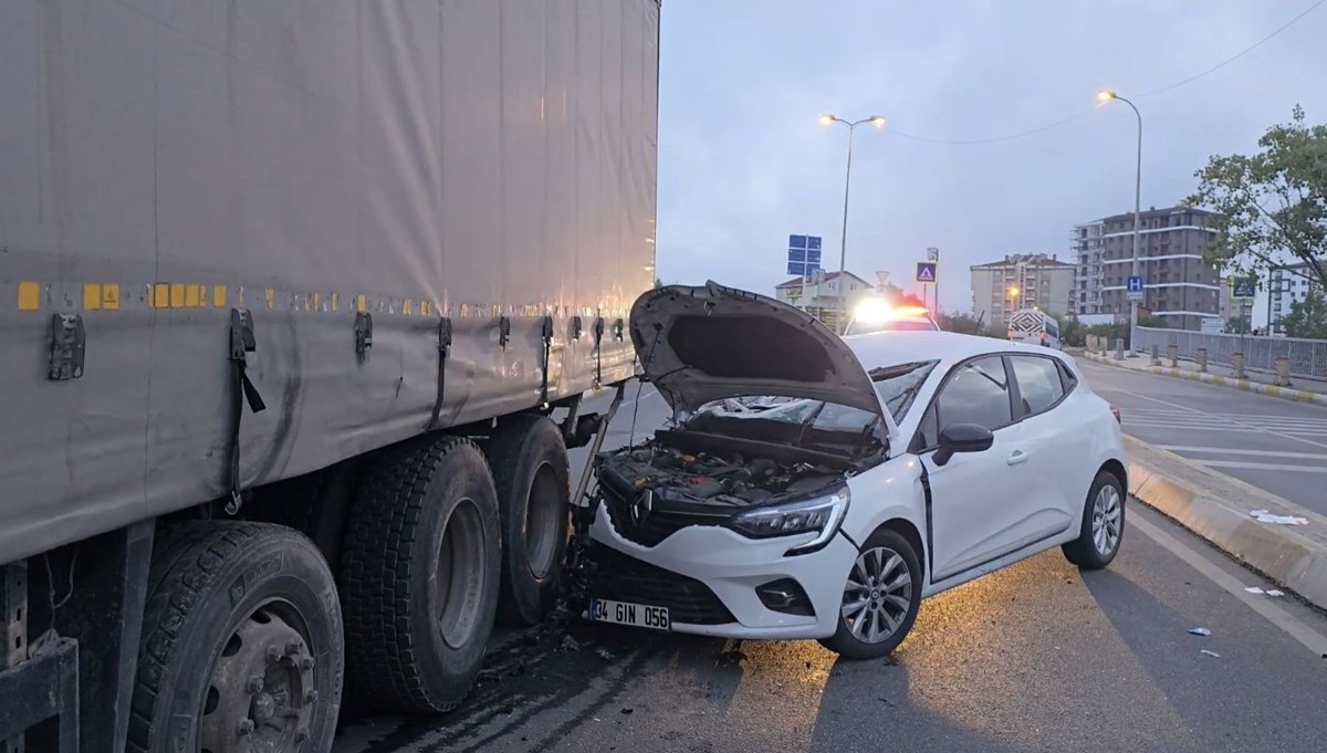 Park halindeki kamyona çarptı: 2 kişi yaralandı Park halindeki kamyona çarptı: 2 kişi yaralandı