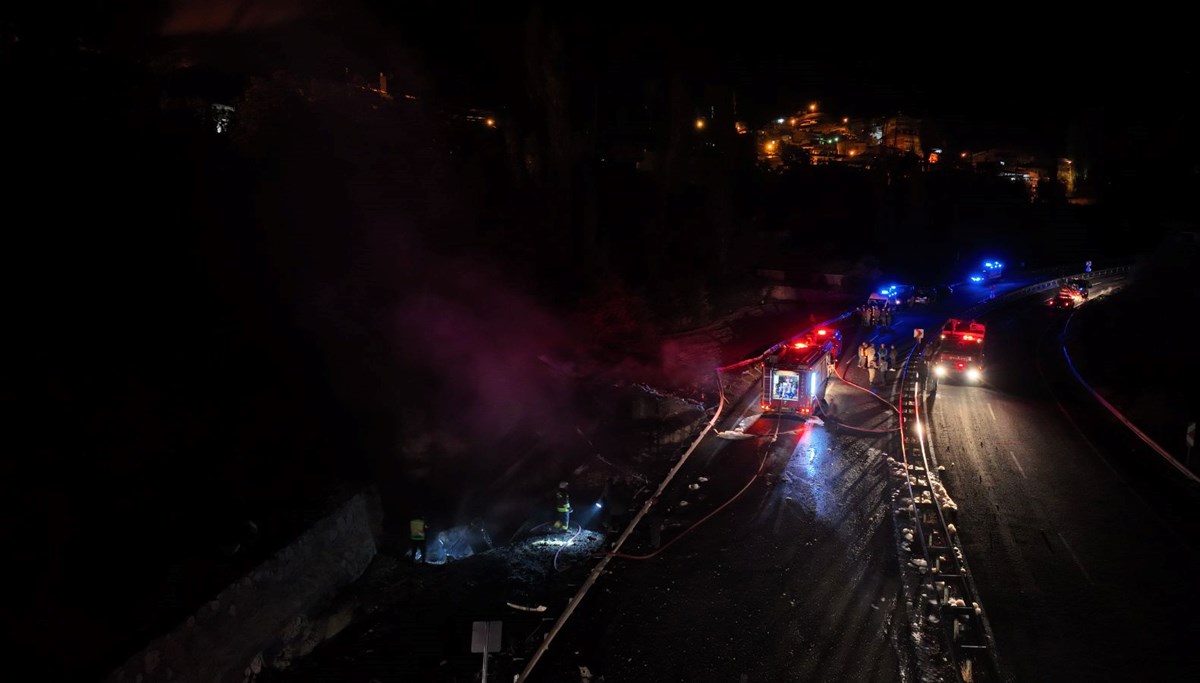 Devrilen tanker alev aldı: Sürücünün feci sonu Devrilen tanker alev aldı: Sürücünün feci sonu