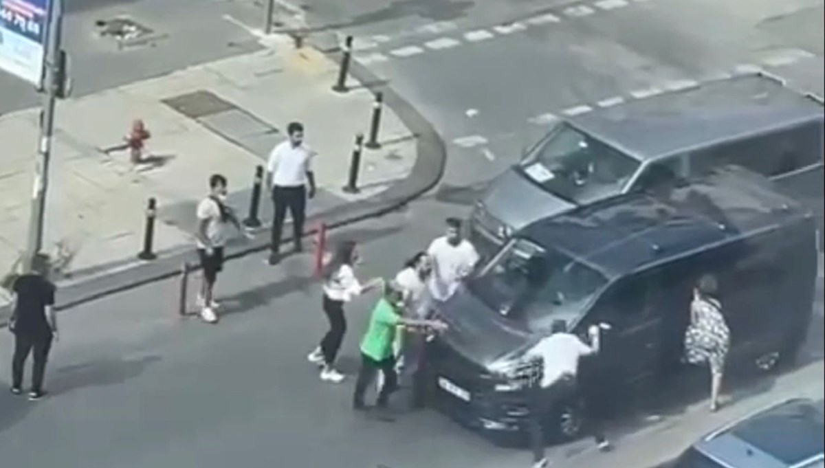 İstanbul'da minibüs şoförleri arasında yol verme kavgası