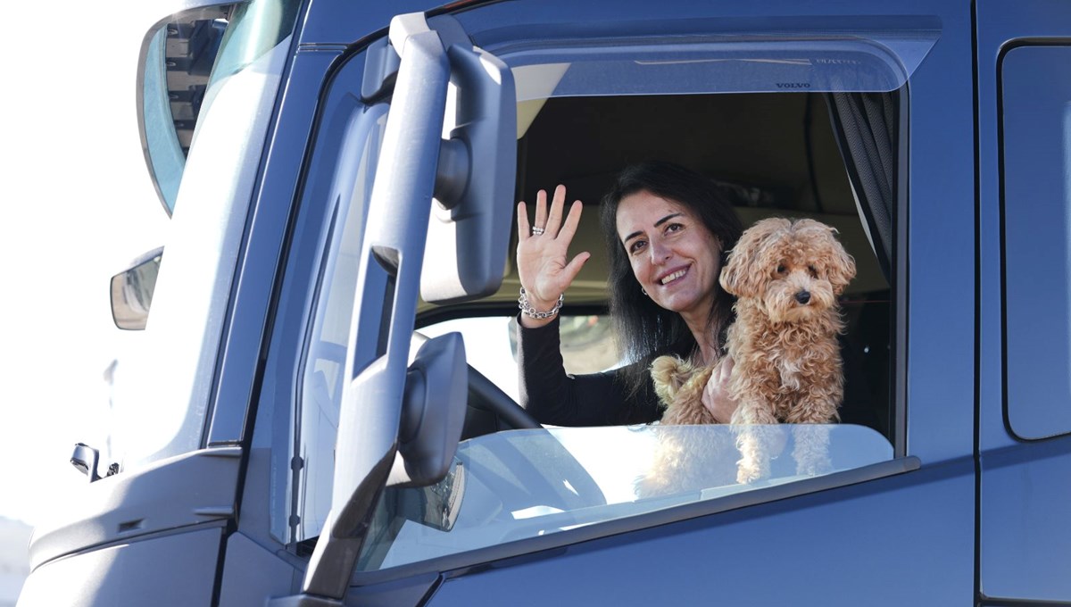 Bankacılık mesleğini bıraktı, TIR şoförü oldu! Köpeği Rocky ile Avrupa ülkelerine taşımacılık yapıyor