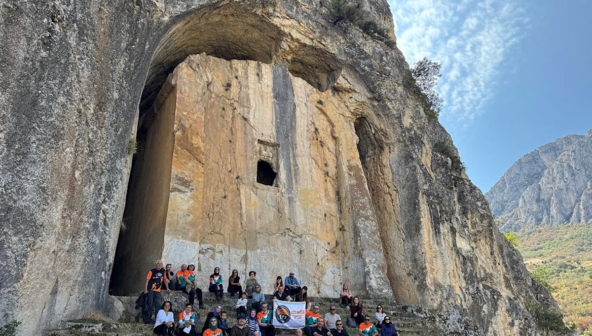 Çorum’un gizemli kaya mezarı büyük ilgi görüyor