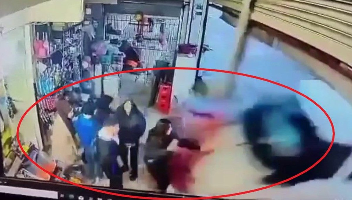 Güvenlik kamerası görüntüsü ortaya çıktı | Minibüsün girdiği markette can pazarı: 5'i ağır 6 yaralı Güvenlik kamerası görüntüsü ortaya çıktı | Minibüsün girdiği markette can pazarı: 5'i ağır 6 yaralı