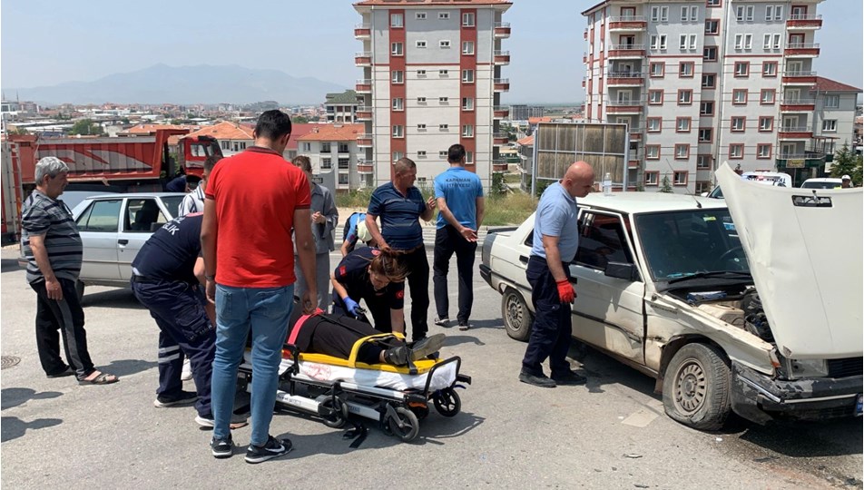 Kavşakta kaza: 2 yaralı