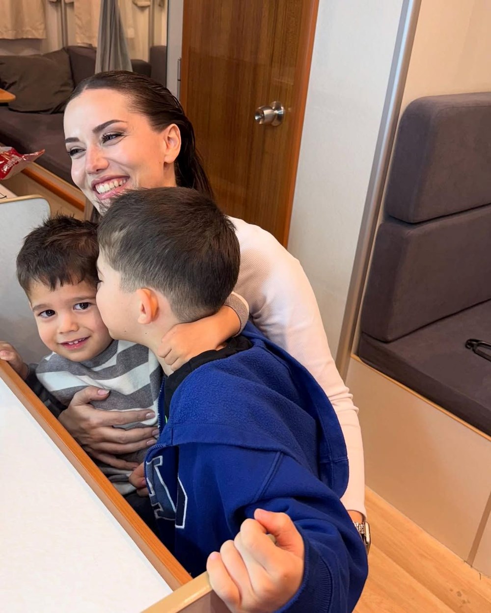 Fahriye Evcen ve oğullarından karavan pozları 76 gwkx55