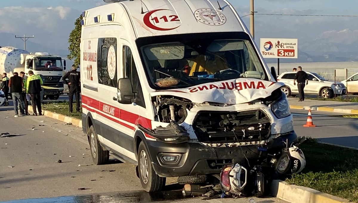 Antalya'da ambulans ile motosiklet çarpıştı: 1 ölü