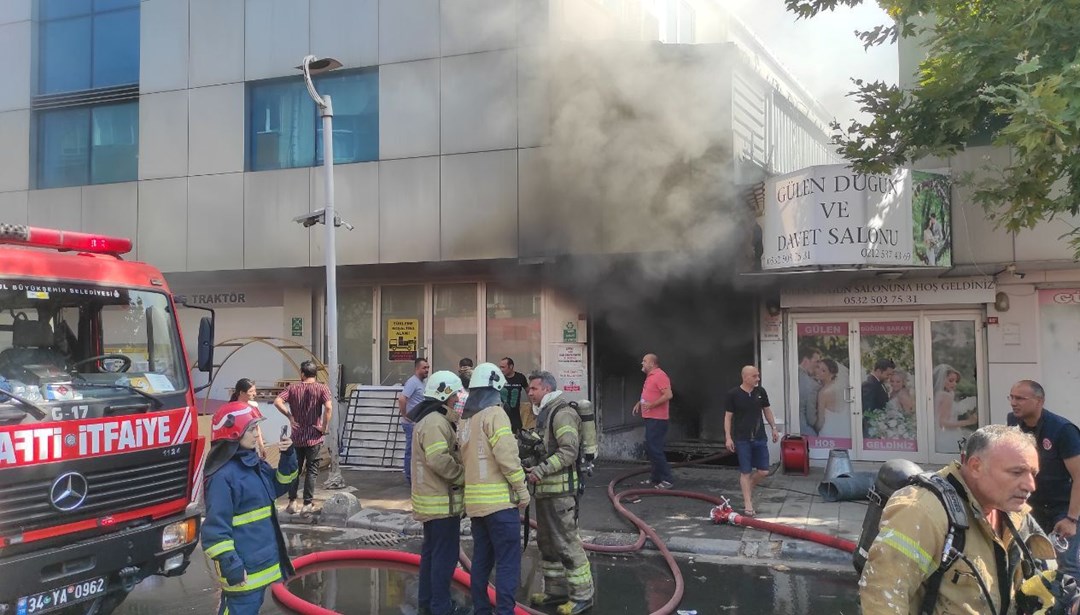 Bayrampaşa’daki İş Merkezinde Çıkan Yangın Söndürülmeye Çalışılıyor