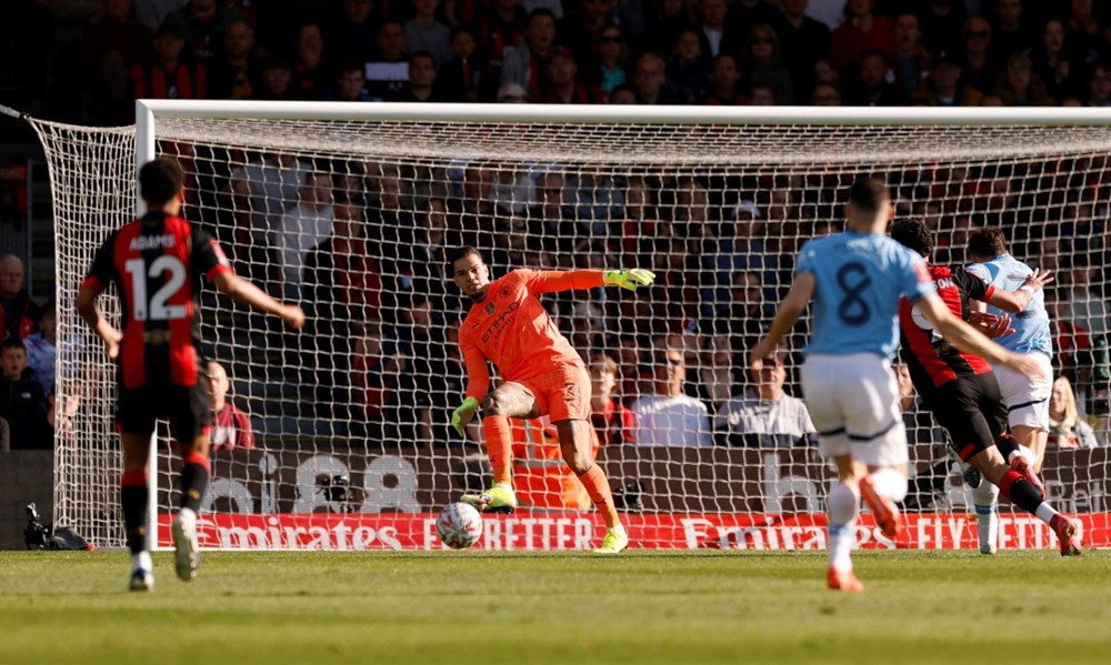Manchester City'nin kalecisi Ederson 7. asistine imza attı 72