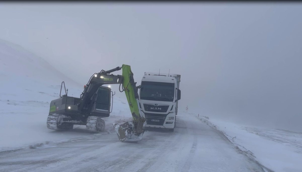 Kar bastırınca TIR yolda kaldı