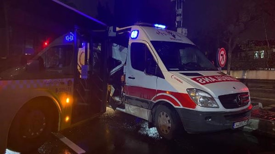 Bahçelievler'de ambulans ve İETT otobüsü çarpıştı - 1