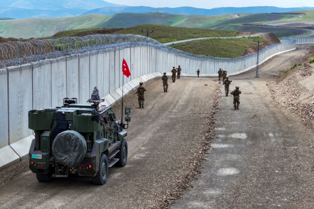 Sınırdaki güvenlik duvarının 173 kilometresi tamamlandı: 3
sıra jiletli tel çekildi - 3