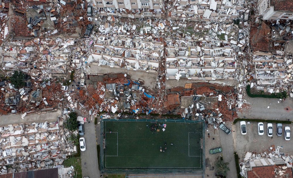 Deprem bölgesinden çarpıcı fotoğraflar: Binalar yerle bir oldu! - 2