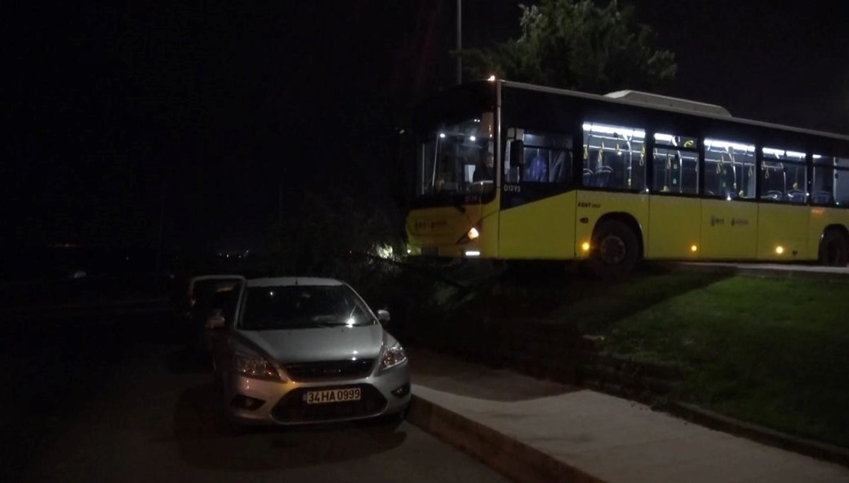 Sultangazi'de İETT otobüsü kaldırımda asılı kaldı