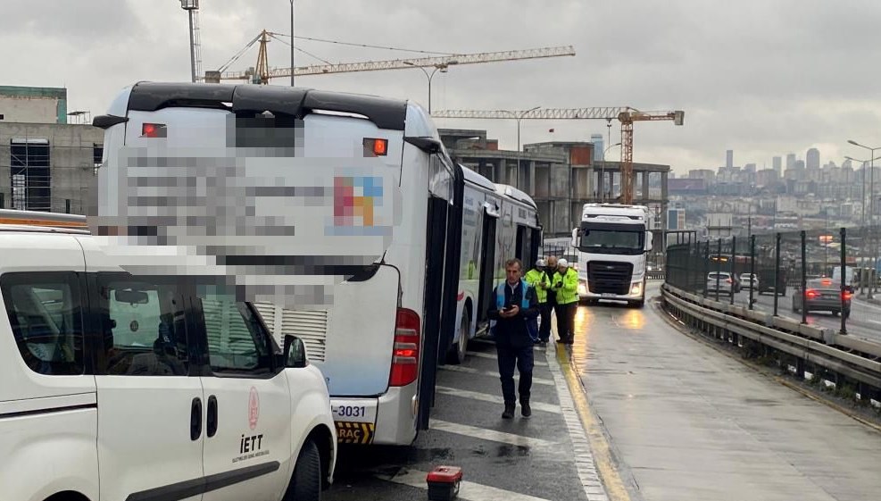 İstanbul'da akılalmaz kaza: Rögar kapağı metrobüsün camını kırdı, yolcu yola düştü