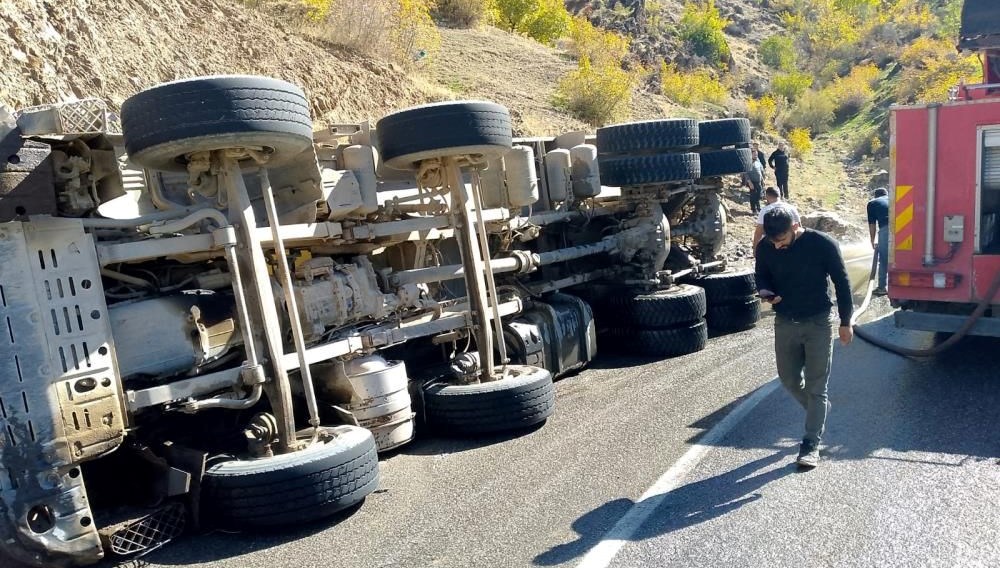 Virajı alamayan kamyon devrildi