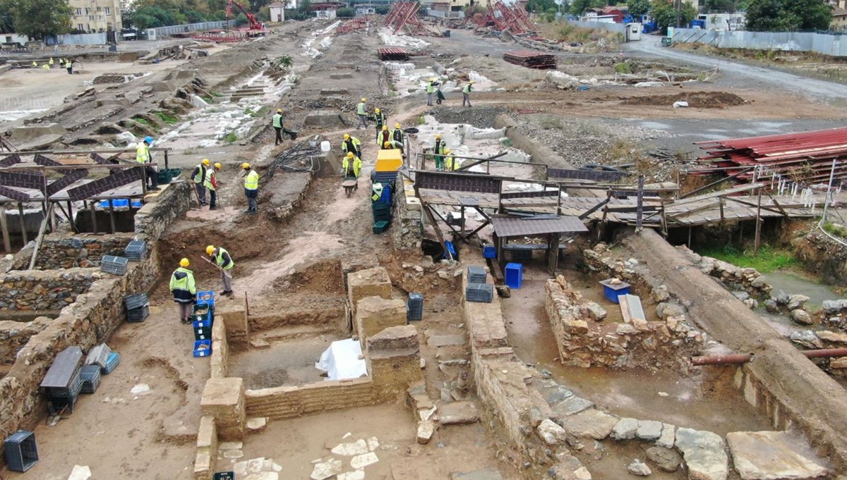 Haydarpaşa'da peronlar kaldırıldı sığınak, toplu mezarlar ortaya çıktı