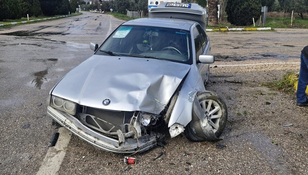 Balıkesir'de bir araç trafik ışıklarına çarptı