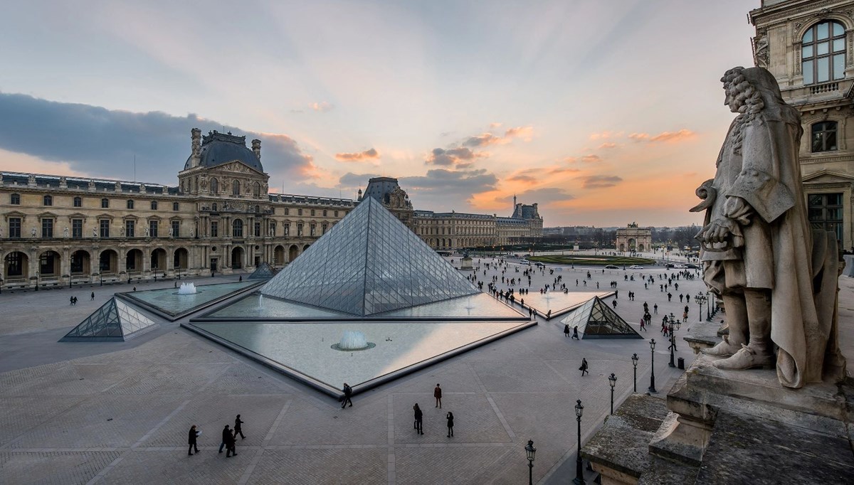 Louvre Müzesi’nde tedbirler alınıyor