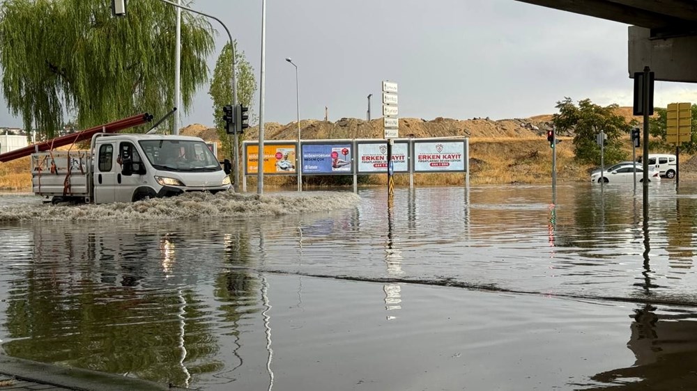 Ankara'yı kuvvetli sağanak vurdu: Yollar göle döndü, iş yerlerini su bastı - 12