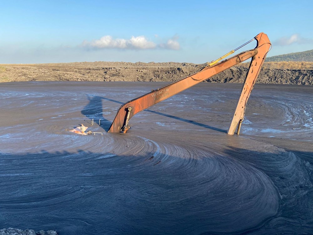 İş makinesi operatörü çamur altında kaldı - 2