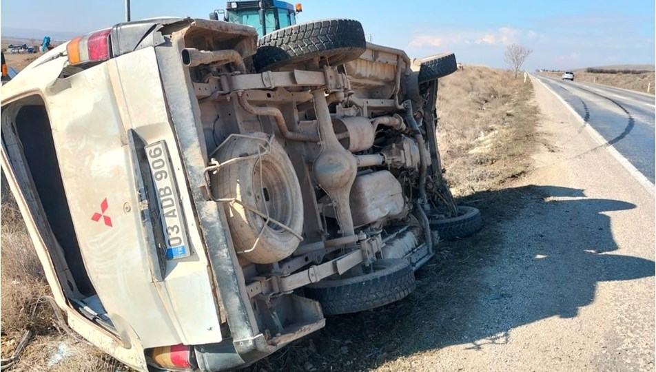 Afyonkarahisar'da devrilen minibüste 2 kişi yaralandı