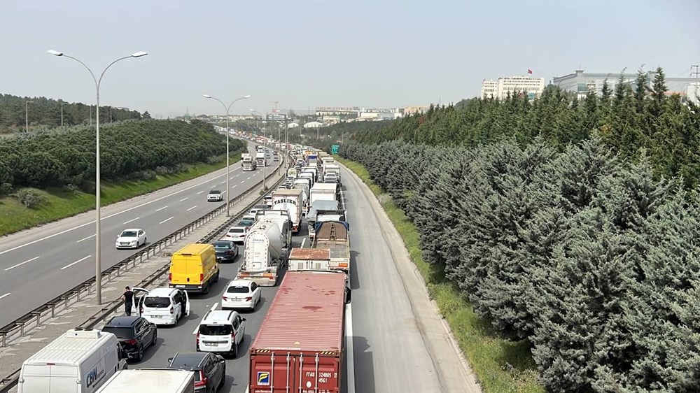 Otoyolda 3 kamyonun karıştığı kaza: İstanbul yönünde trafik
durdu - 6
