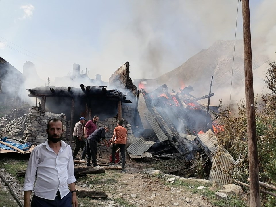 Erzurum'da korkutan yangın: 6 ev alevlere teslim - 1